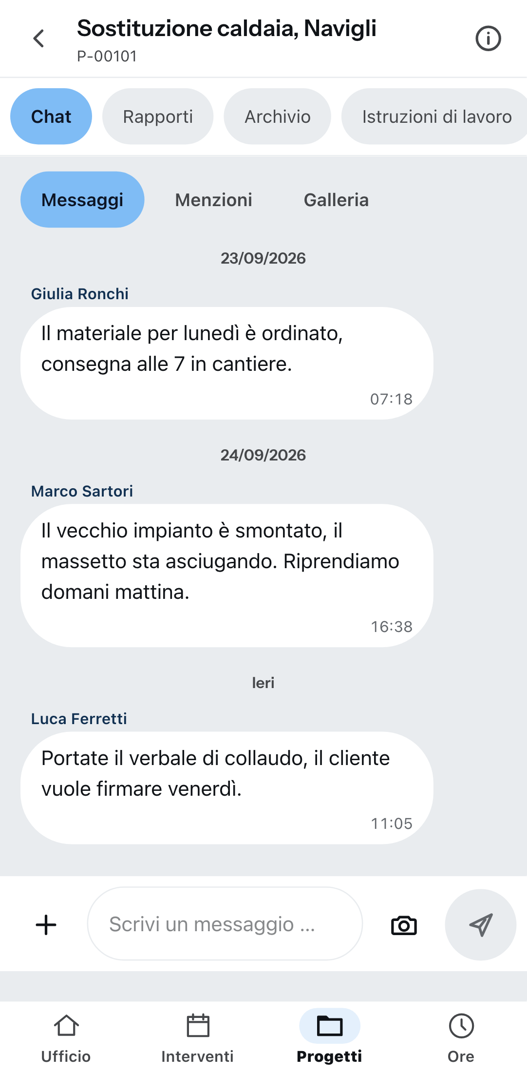 La chat di progetto su un telefono: in alto le schede chat, rapporti, archivio e istruzioni di lavoro, sotto messaggi, menzioni e galleria, tre messaggi con nome e ora, in basso il campo di scrittura con il pulsante fotocamera.