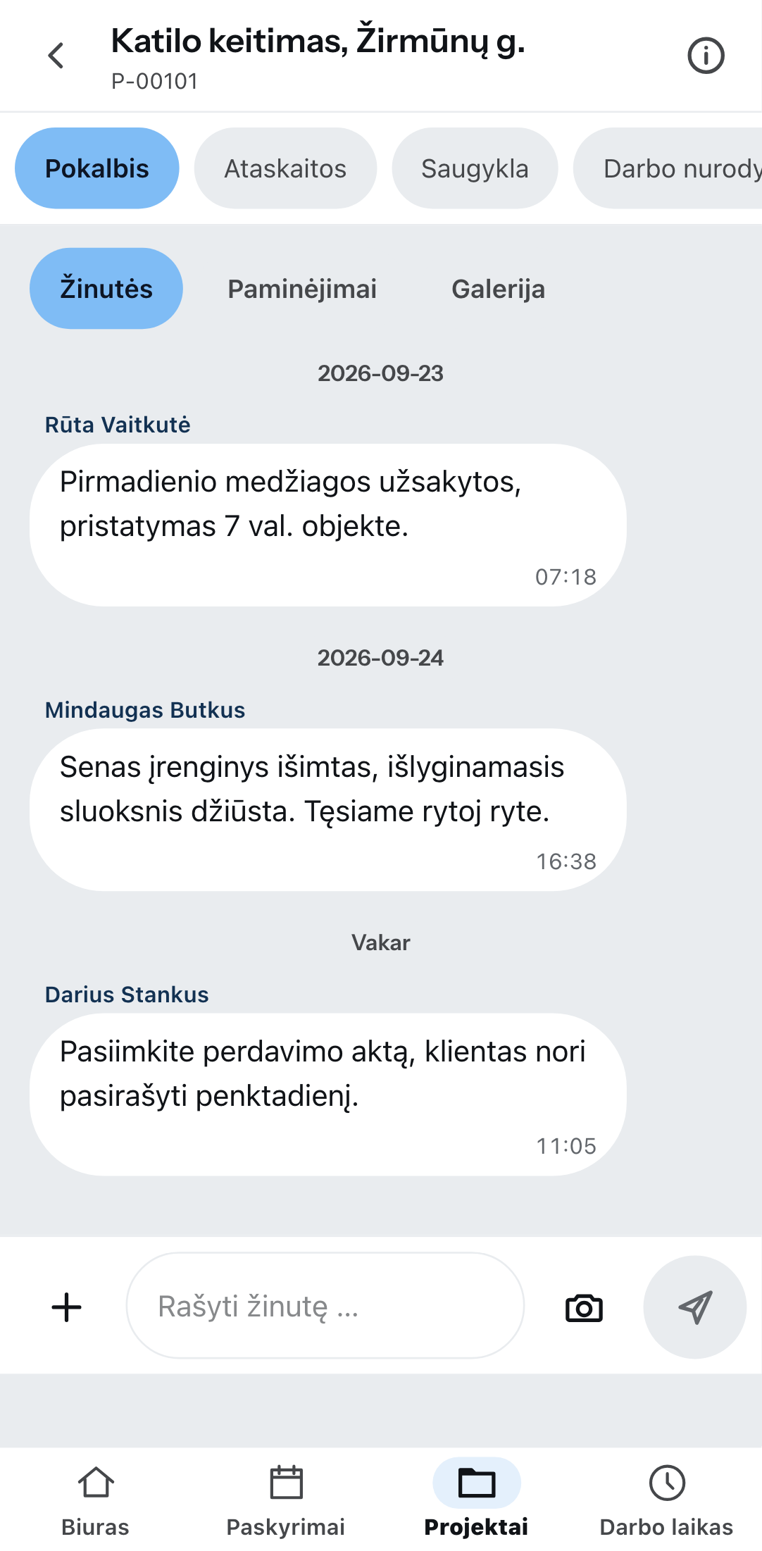 Projekto pokalbiai telefone: viršuje kortelės Pokalbiai, Ataskaitos, Saugykla ir Darbo nurodymai, žemiau žinutės, paminėjimai ir galerija, trys žinutės su vardais ir laiku, apačioje įvesties laukas su kameros mygtuku.