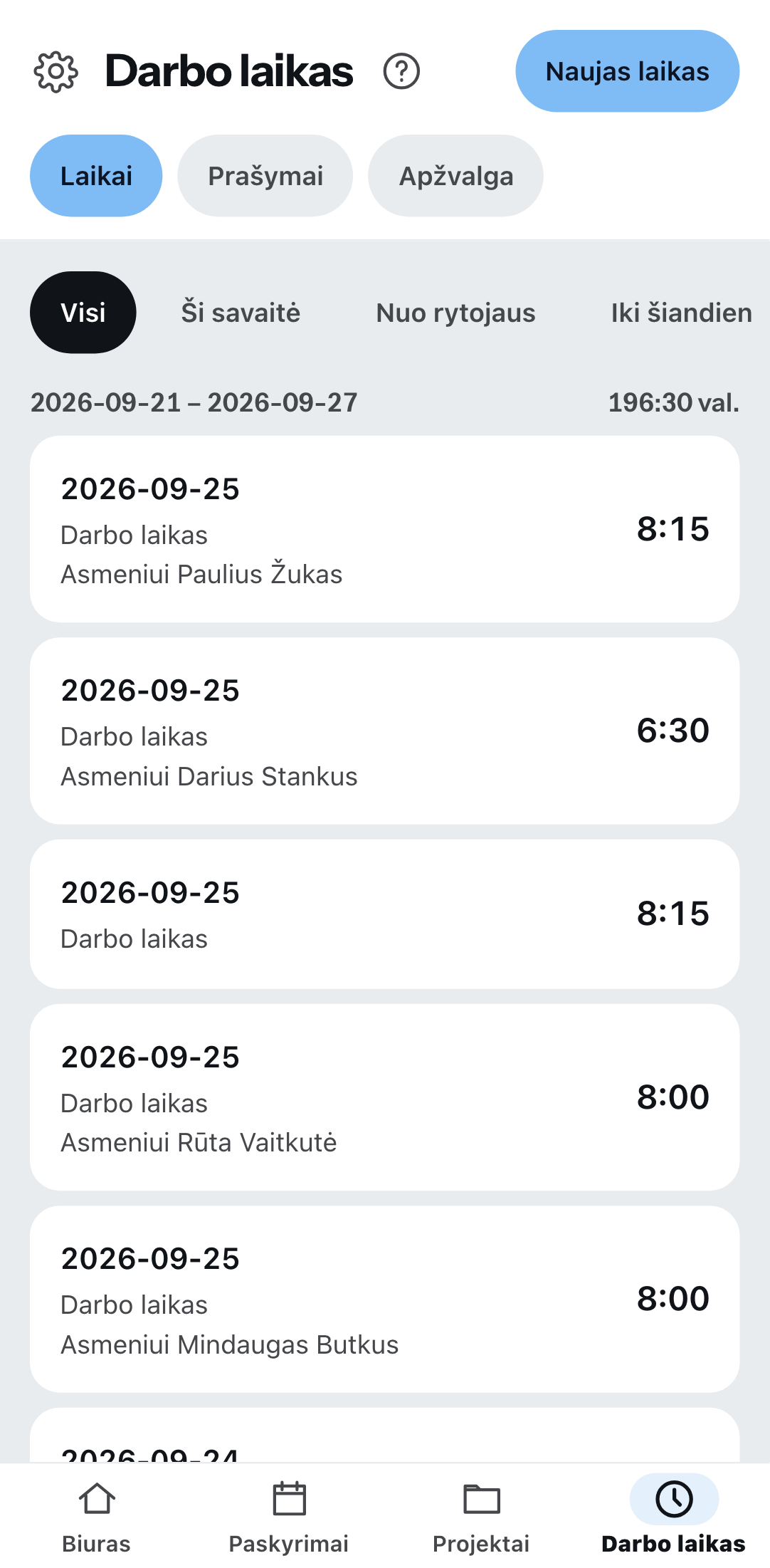 Darbo laiko sąrašas telefone: viršuje kortelės laikui, prašymams ir apžvalgai, žemiau kiekvienoje eilutėje data, laiko rūšis ir suvesta trukmė.