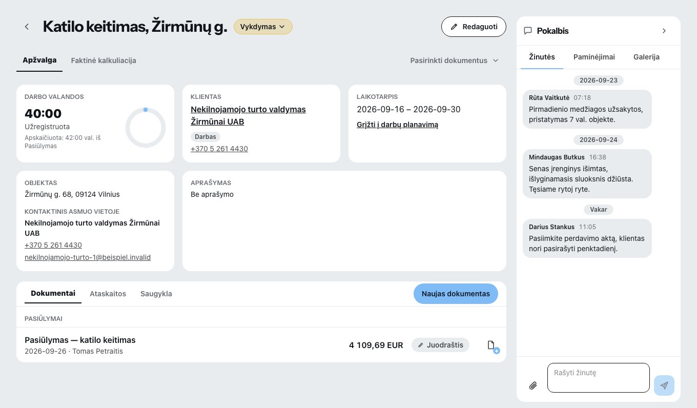 Atidarytas projektas: viršuje kortelės Apžvalga ir Faktinė kalkuliacija, kairėje suvestos darbo valandos, klientas, laikotarpis ir statybvietės adresas, žemiau kortelės Dokumentai, Ataskaitos ir Saugykla, dešinėje — projekto pokalbiai su trimis žinutėmis.