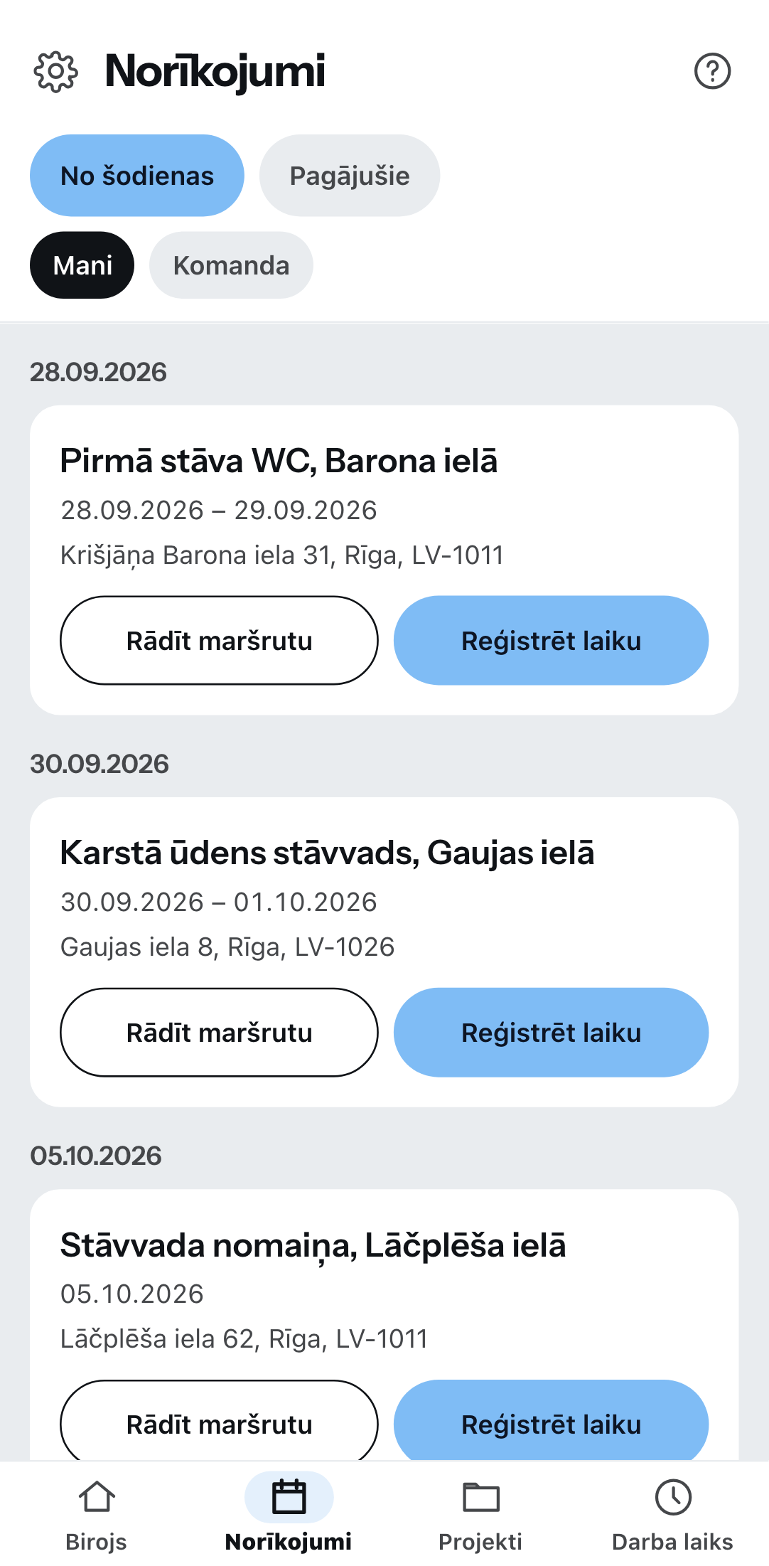 Tuvākie uzdevumi telefonā, grupēti pēc datuma: katrā ierakstā projekts un būvlaukuma adrese ar pogām maršrutam un darba laika uzskaitei, augšā pārslēdzēji no šodienas vai pagājušajiem un maniem vai komandas.
