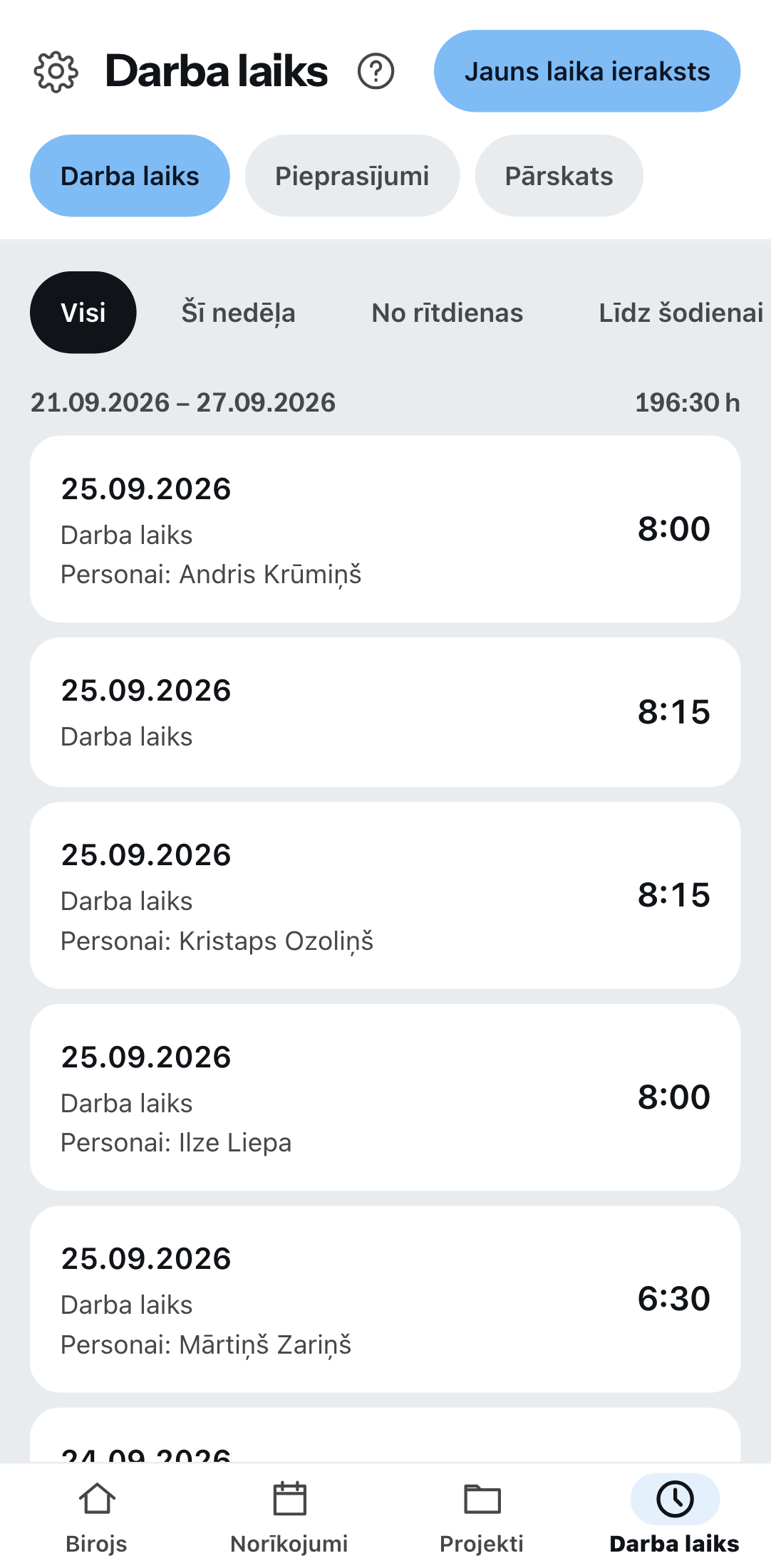 Darba laika saraksts telefonā: augšā cilnes laikam, pieteikumiem un pārskatam, zemāk katrā rindā datums, laika veids un uzskaitītais ilgums.