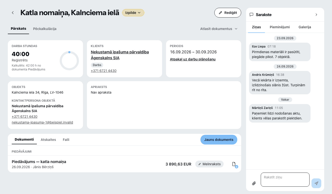 Atvērts projekts: augšā cilnes Pārskats un Faktiskā kalkulācija, pa kreisi uzskaitītās darba stundas, klients, laika posms un būvlaukuma adrese, zem tām cilnes Dokumenti, Pārskati un Glabātuve, pa labi projekta tērzēšana ar trim ziņām.