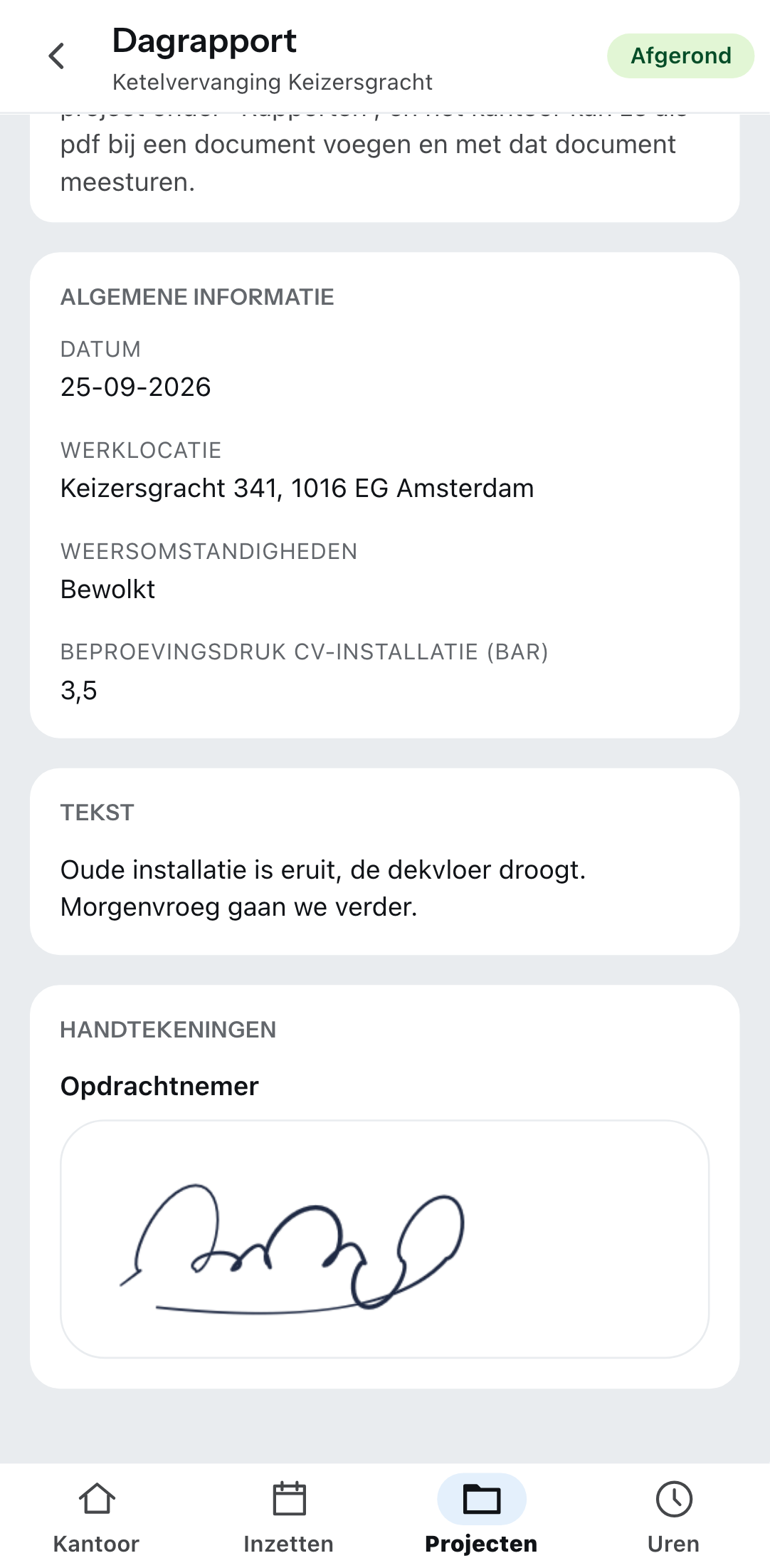 Een afgerond rapport op een telefoon: bovenaan de titel met de naam van het project en de markering dat het is afgerond, daaronder de algemene informatie met datum, werklocatie, weersomstandigheden en een getalveld, vervolgens een vrij tekstveld, en onderaan het onderdeel handtekeningen met de getekende naam van de opdrachtnemer.