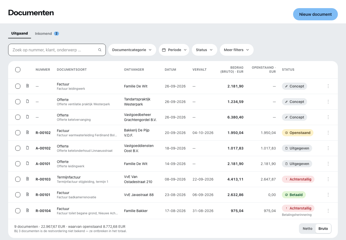 De documentenlijst op kantoor: offertes en facturen met ontvanger, datum, bedrag en status, daarboven de filters op documentsoort, periode en status.