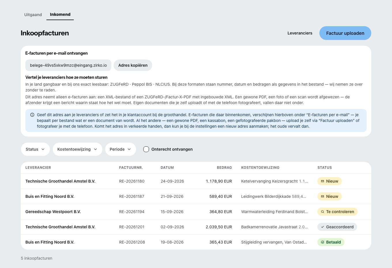 De factuurontvangst: bovenaan het eigen ontvangstadres van het bedrijf met de melding welke formaten het aanneemt, daaronder per regel leverancier, factuurnummer, datum, bedrag, kostentoewijzing en status.