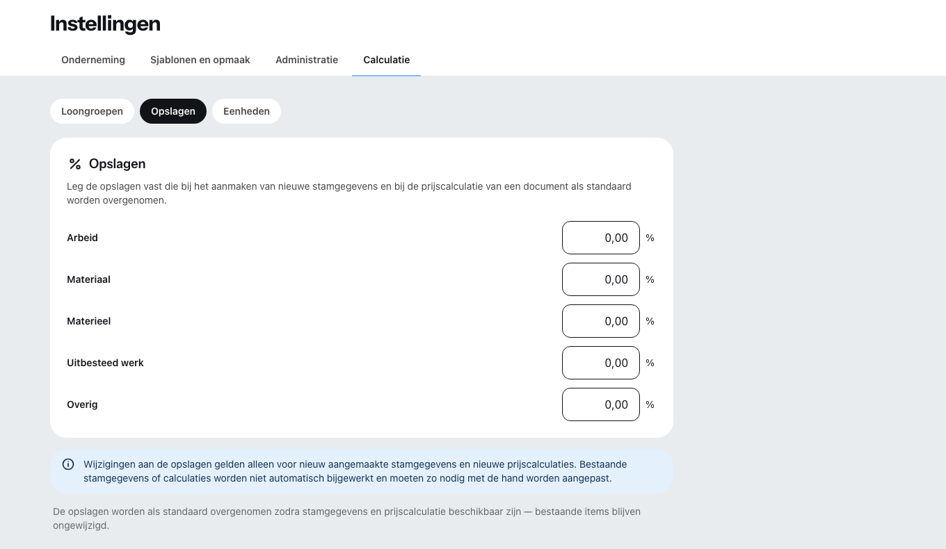 Het tabblad Opslagen onder Instellingen, Calculatie: per kostensoort een veld in procenten voor arbeid, materiaal, materieel, uitbesteed werk en overig, daaronder de melding dat een gewijzigde opslag alleen geldt voor nieuw aangemaakte stamgegevens en nieuwe prijscalculaties.