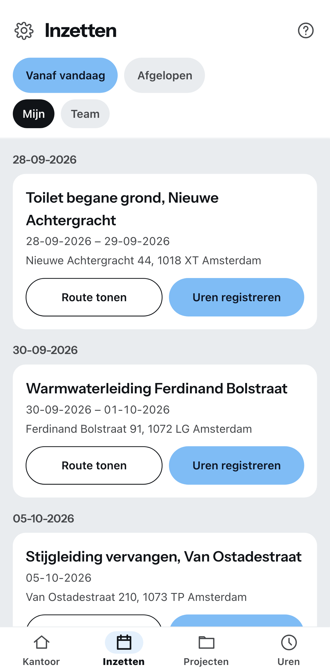De komende inzetten op de telefoon, gegroepeerd op datum: per regel project en adres van de bouwplaats met de knoppen voor route en urenregistratie, bovenaan de schakelaars voor vanaf vandaag of verleden en voor de mijne of die van het team.