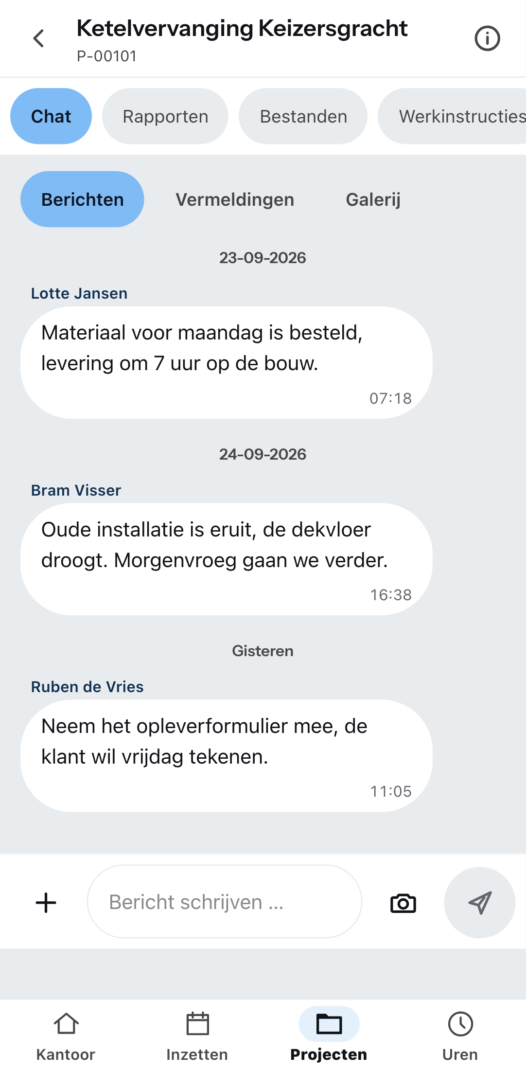 De projectchat op een telefoon: bovenaan de tabbladen chat, rapporten, bestanden en werkinstructies, daaronder berichten, vermeldingen en galerij, drie berichten met naam en tijd, onderaan het invoerveld met de cameraknop.