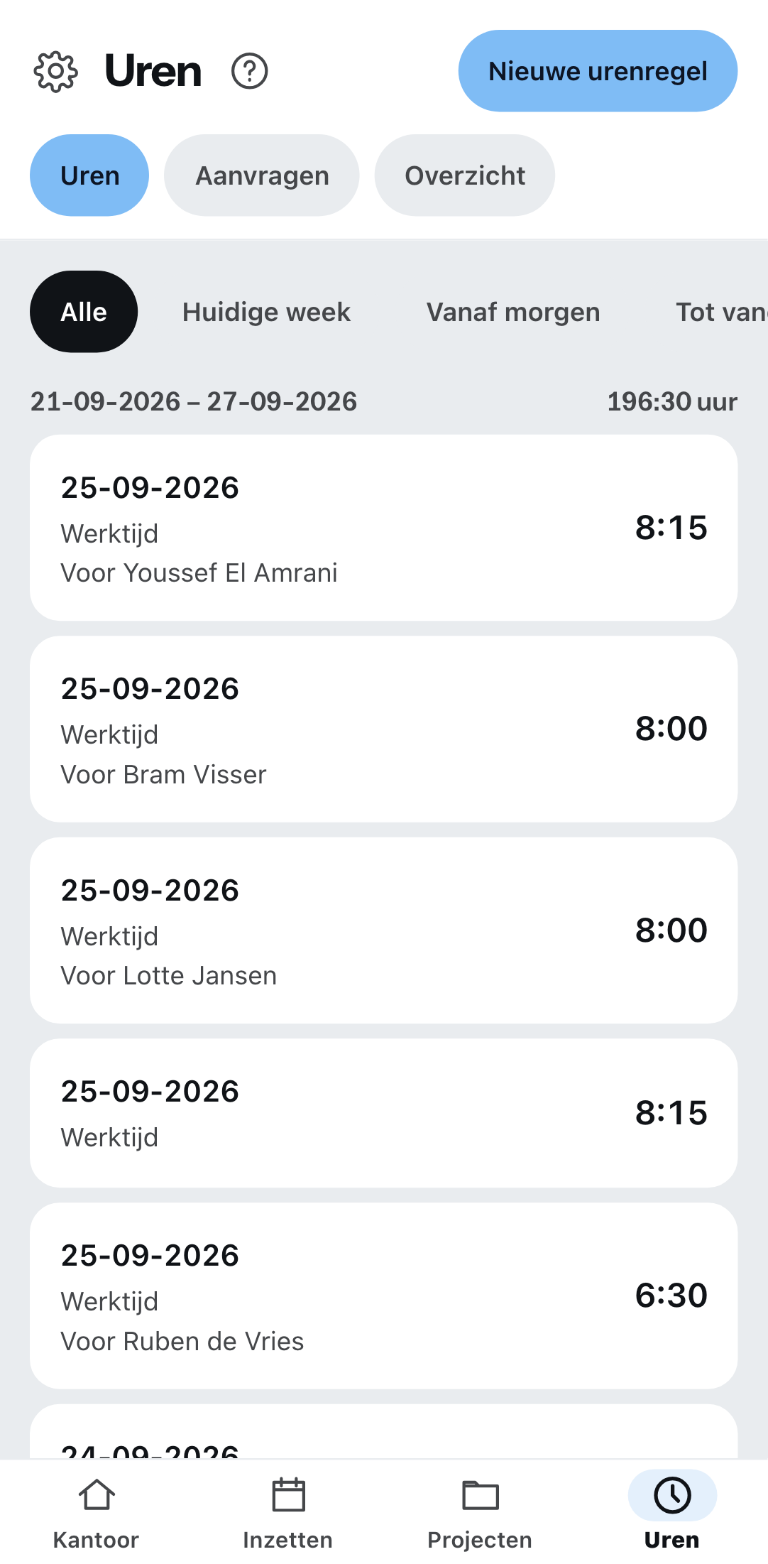 De urenlijst op de telefoon: bovenaan de tabbladen uren, aanvragen en overzicht, daaronder per regel datum, uursoort en de geregistreerde duur.