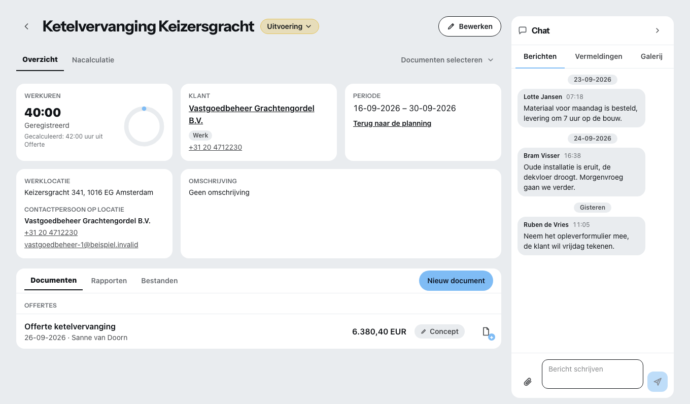 Een geopend project: bovenaan de tabbladen overzicht en nacalculatie, links de geregistreerde uren, klant, periode en werkadres, daaronder de tabbladen documenten, rapporten en bestanden, rechts de projectchat met drie berichten.