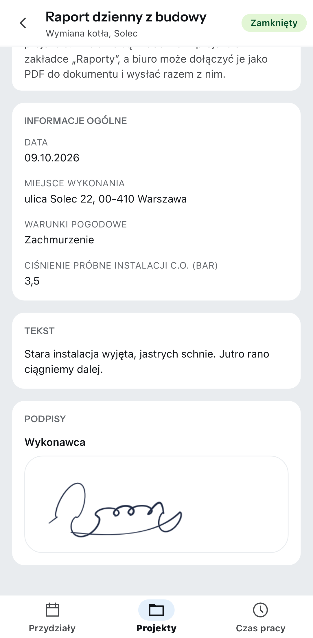 Zamknięty raport dzienny z budowy w telefonie dla projektu „Wymiana kotła, Solec”: data 05.10.2026, miejsce wykonania ulica Solec 22, 00-410 Warszawa, warunki pogodowe „Zachmurzenie”, ciśnienie próbne instalacji c.o. 3,5 bar, notatka „Stara instalacja wyjęta, jastrych schnie. Jutro rano ciągniemy dalej.” i podpis wykonawcy złożony palcem na ekranie.