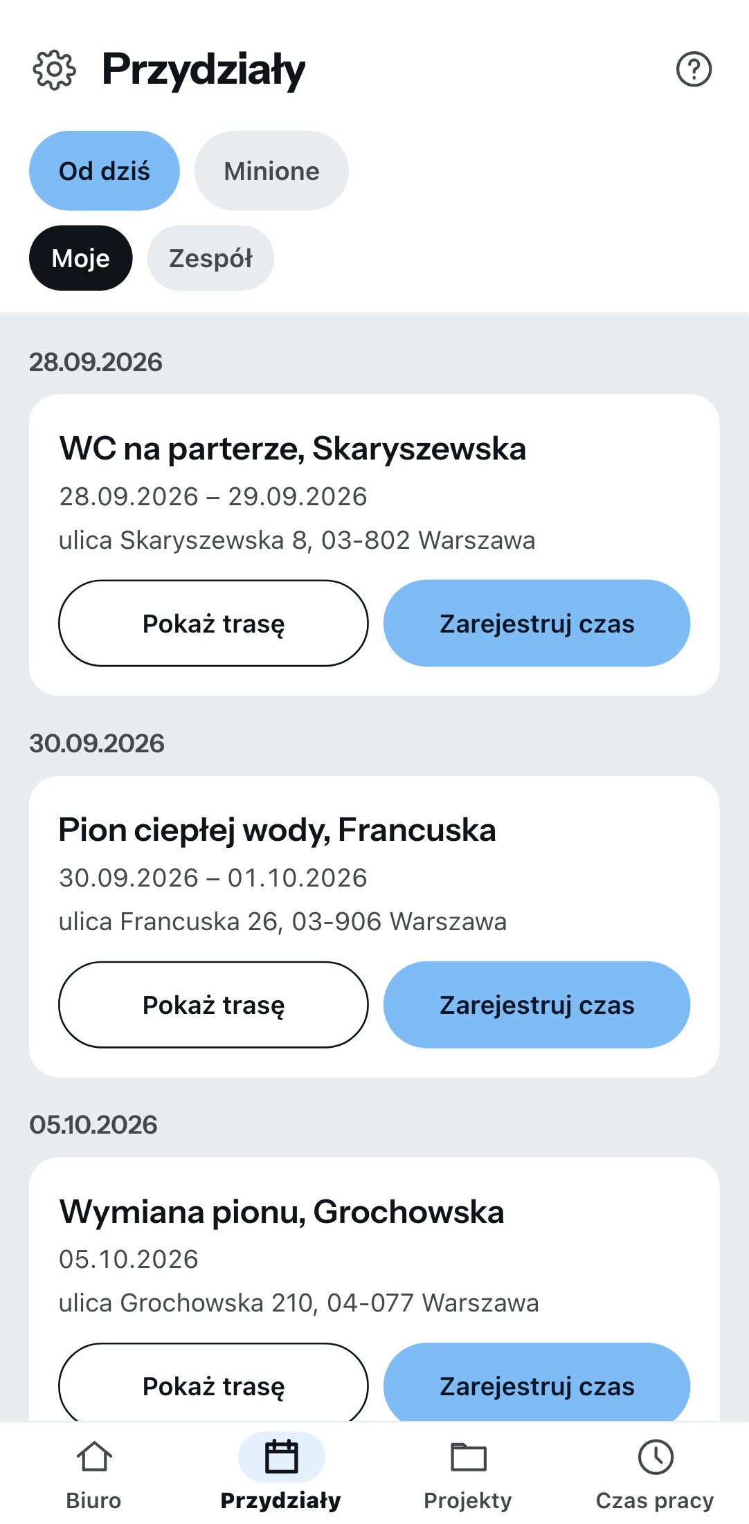 Nadchodzące prace na telefonie, pogrupowane według daty: przy każdej pozycji zlecenie i adres budowy z przyciskami trasy i ewidencji czasu, u góry przełączniki od dziś albo minione oraz moje albo zespołu.