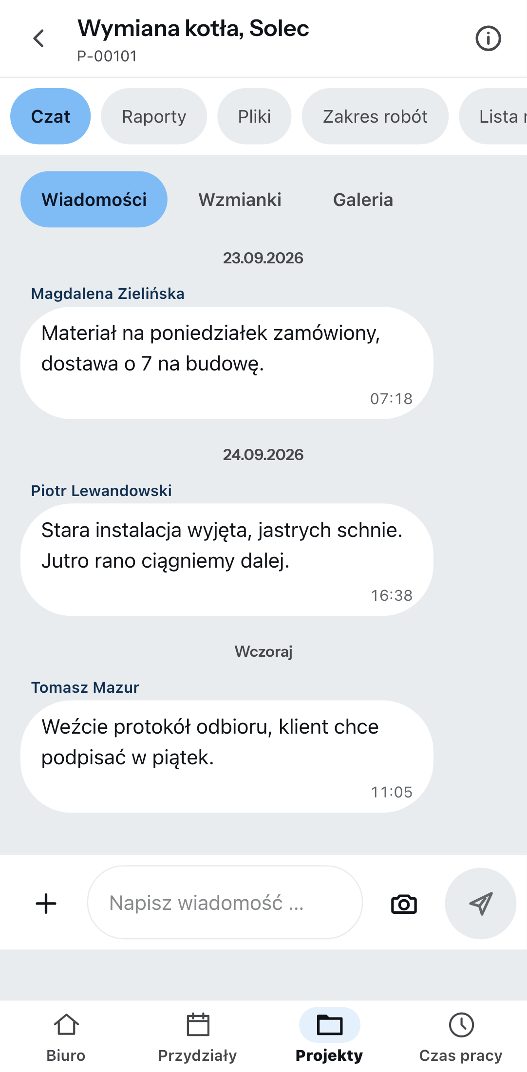 Czat projektu na telefonie: u góry zakładki czat, dzienniki, pliki i instrukcje pracy, poniżej wiadomości, wzmianki i galeria, trzy wiadomości z nazwiskiem i godziną, na dole pole pisania z przyciskiem aparatu.
