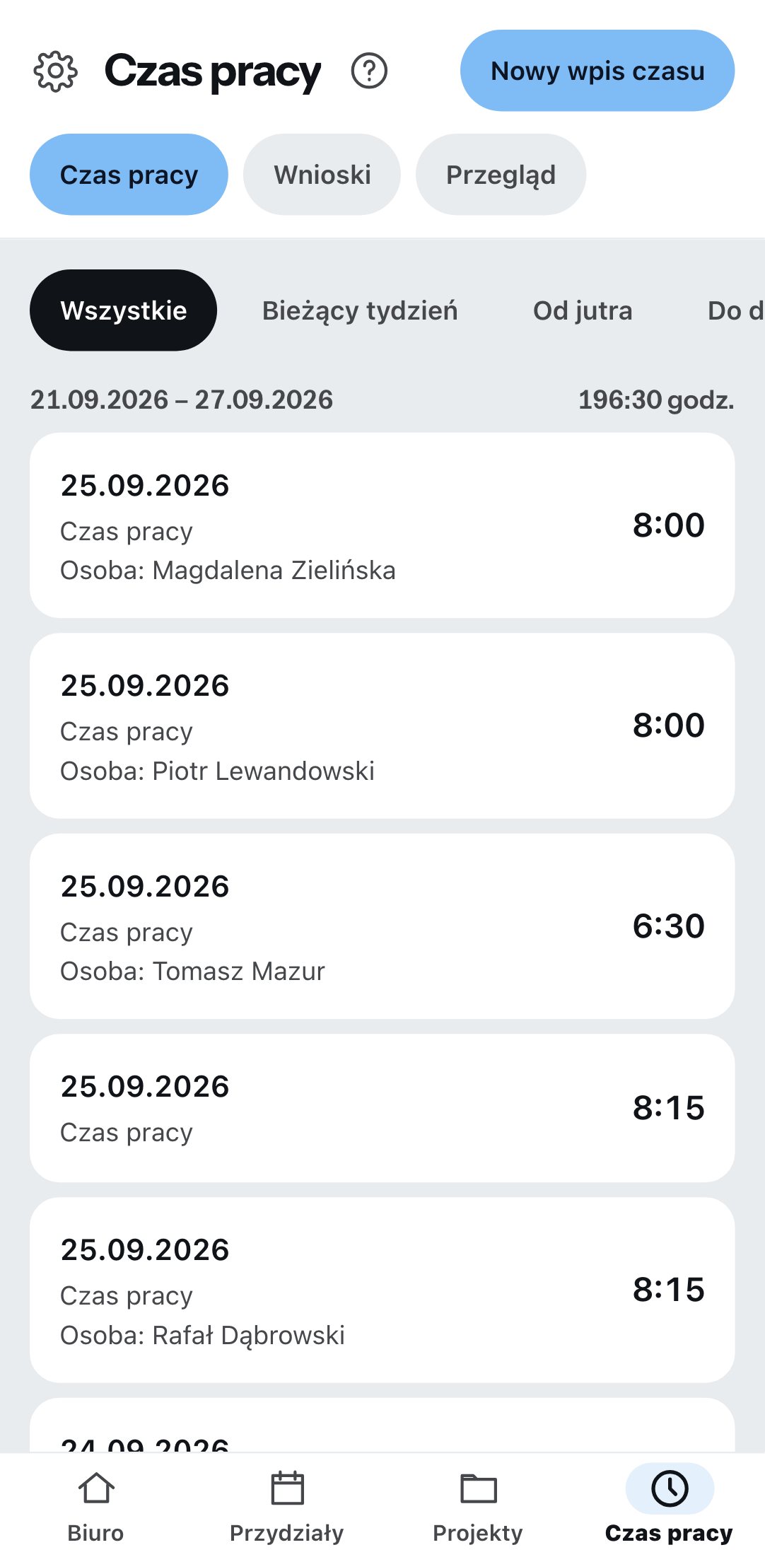 Lista godzin w telefonie: na górze zakładki godziny, wnioski i przegląd, poniżej w każdym wierszu data, rodzaj godzin i zarejestrowany czas.