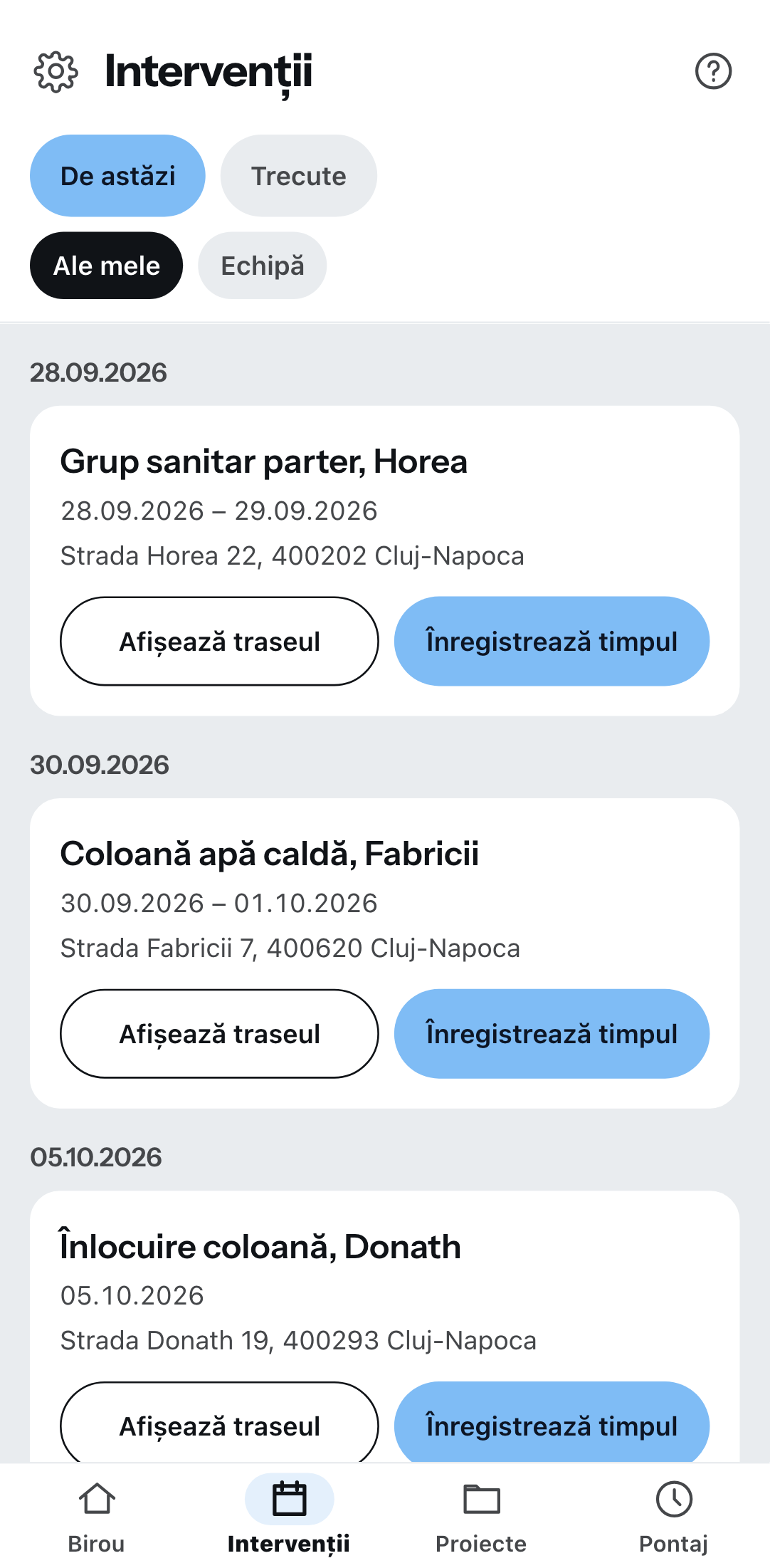 Intervențiile următoare pe telefon, grupate după dată: la fiecare poziție lucrarea și adresa șantierului cu butoanele pentru traseu și pontaj, sus comutatoarele pentru de azi sau trecute și pentru ale mele sau ale echipei.
