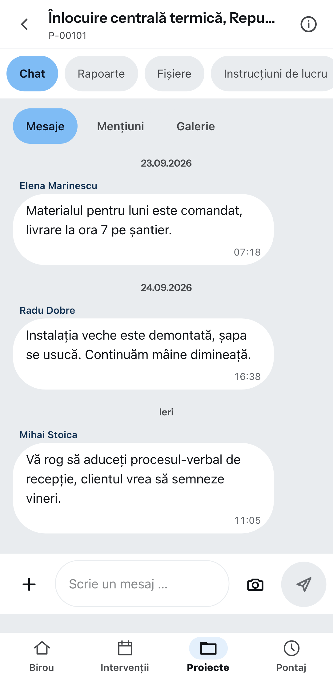 Chatul de proiect pe un telefon: sus filele chat, jurnale, fișiere și instrucțiuni de lucru, dedesubt mesaje, mențiuni și galerie, trei mesaje cu nume și oră, jos câmpul de scriere cu butonul de cameră.