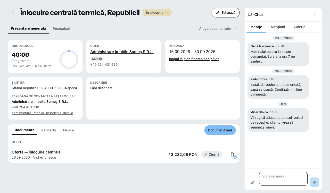 Un proiect deschis: sus filele privire de ansamblu și postcalcul, în stânga orele înregistrate, clientul, perioada și adresa șantierului, dedesubt filele documente, jurnale și fișiere, în dreapta discuția de proiect cu trei mesaje.