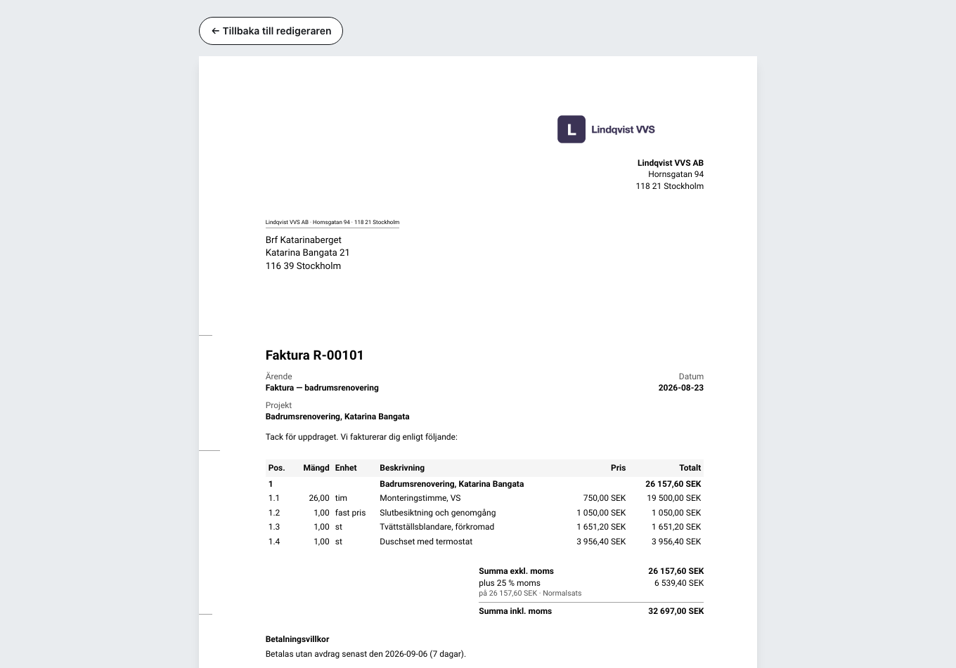 Förhandsvisningen av den färdiga fakturan: mottagare, rader med antal och styckpris, under dem nettosumma, moms och bruttosumma samt betalningsvillkoren.