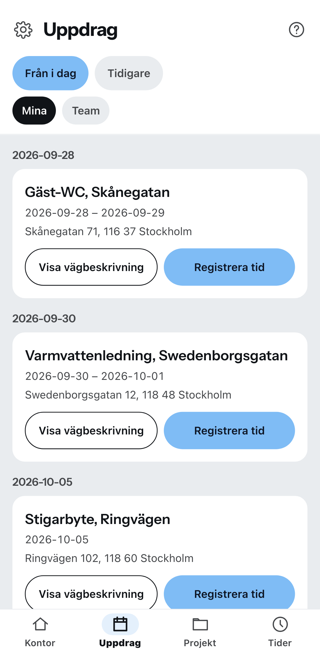 De kommande uppdragen i telefonen, grupperade efter datum: per post projekt och arbetsplatsens adress med knapparna för färdväg och tidrapportering, överst växlarna för från i dag eller passerade och för mina eller lagets.