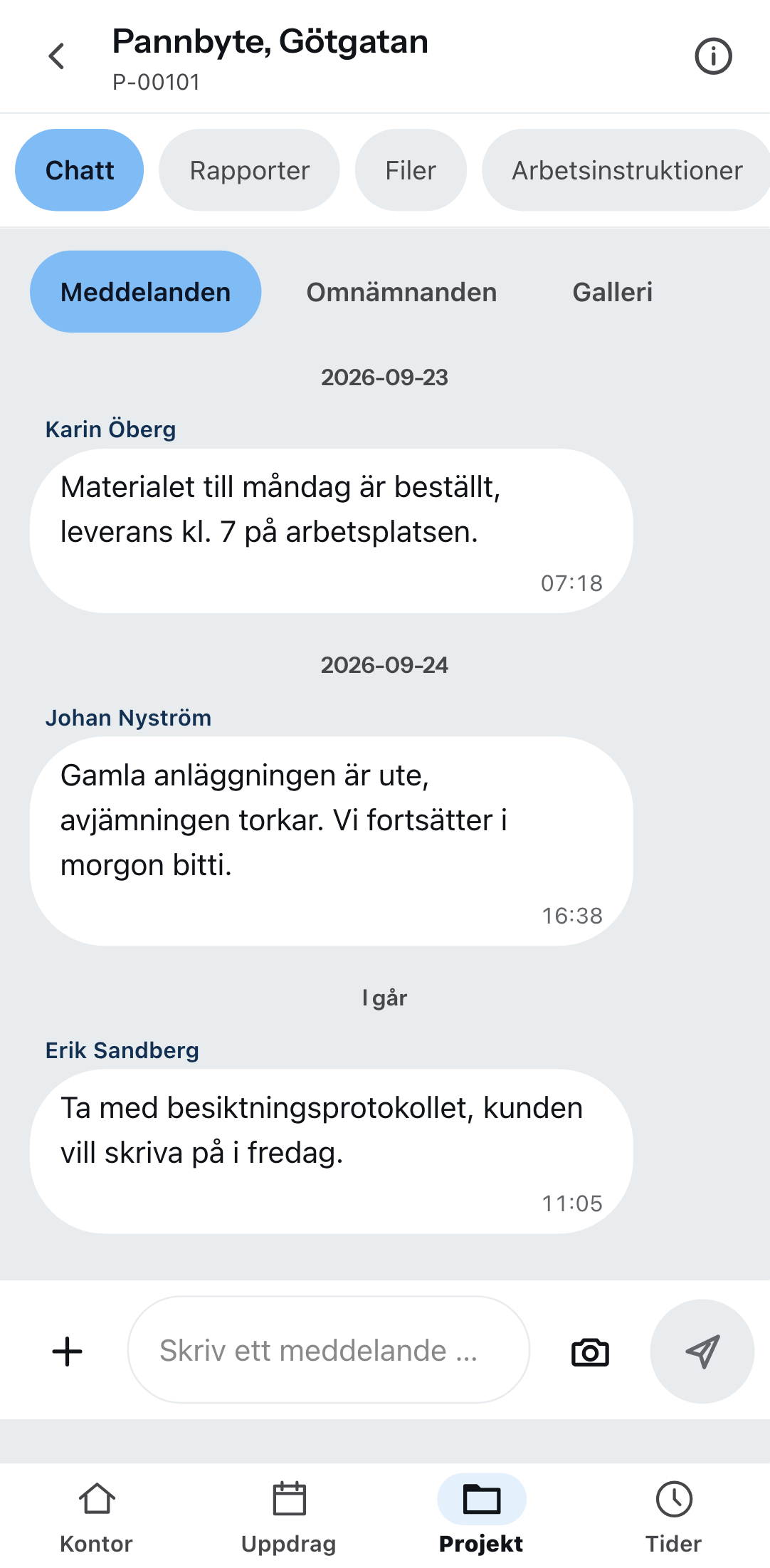 Projektchatten i en telefon: överst flikarna chatt, dagböcker, filer och arbetsanvisningar, under dem meddelanden, omnämnanden och galleri, tre meddelanden med namn och tid, längst ned skrivfältet med kameraknappen.