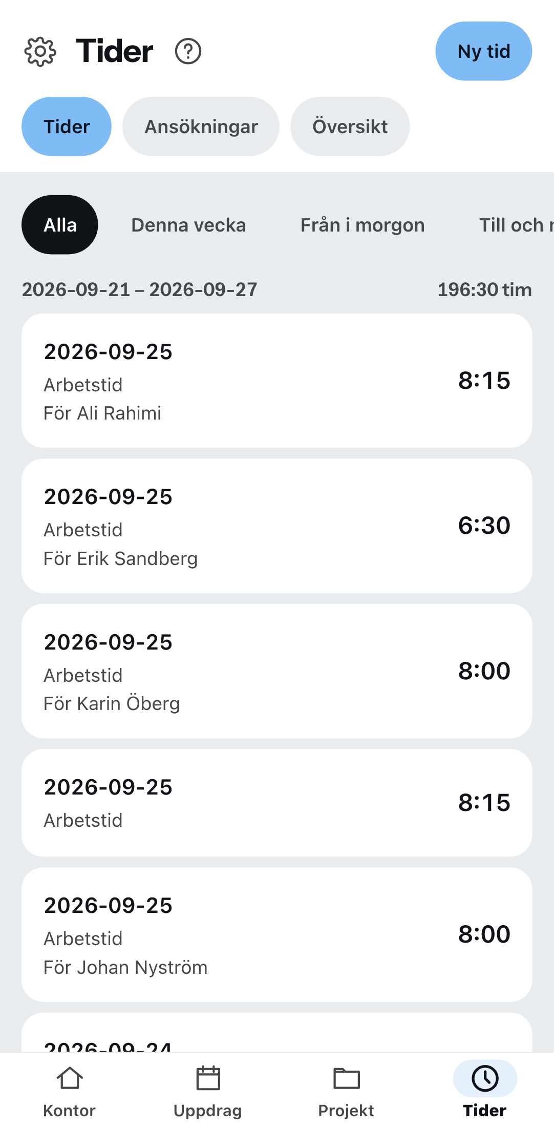 Timlistan i telefonen: högst upp flikarna timmar, ansökningar och översikt, därunder varje rad med datum, tidtyp och den registrerade tiden.