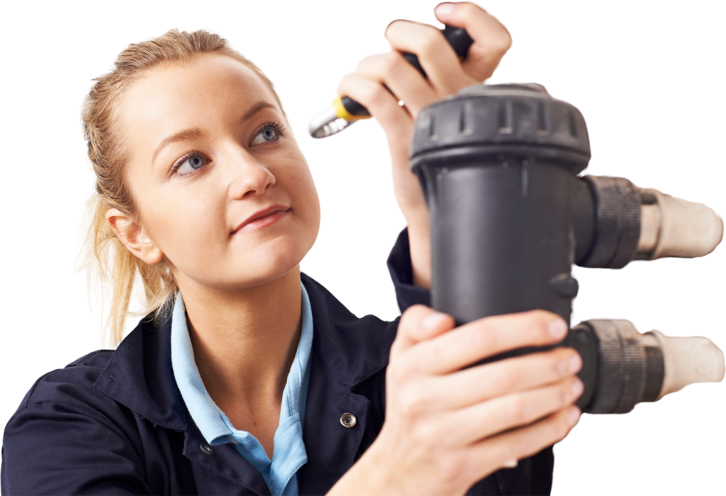 Installateur draait een koppeling vast aan de koperen leidingen onder een cv-ketel.